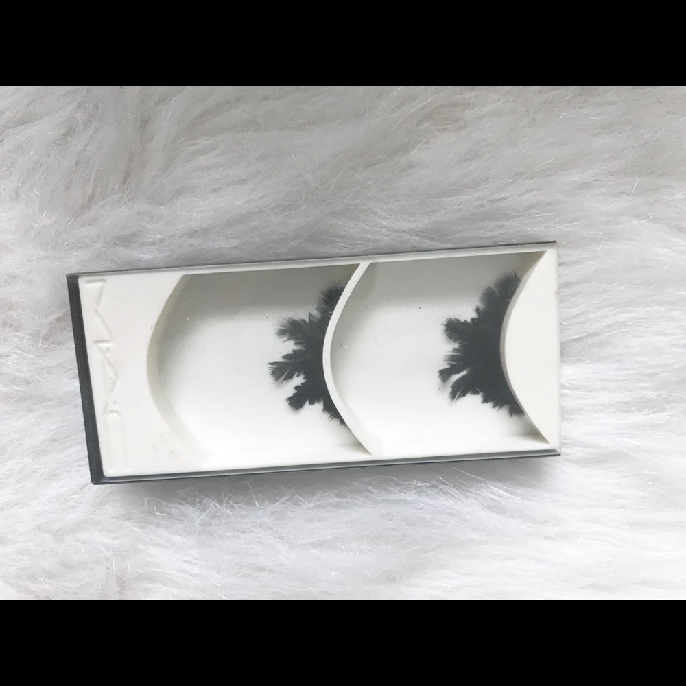 Authentic Mac, Feathered lashes